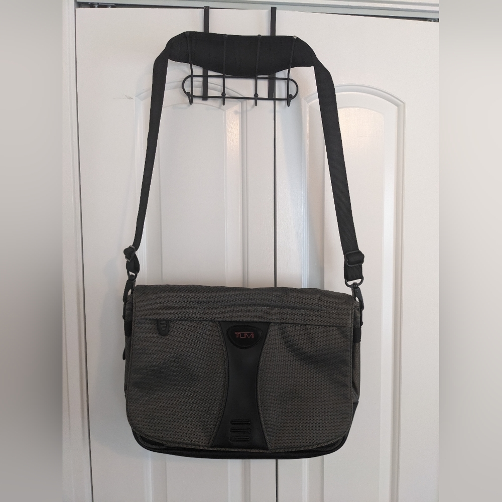 Tumi T2 Black Ballistic Nylon Expandable Messenger Computer Briefcase Bag